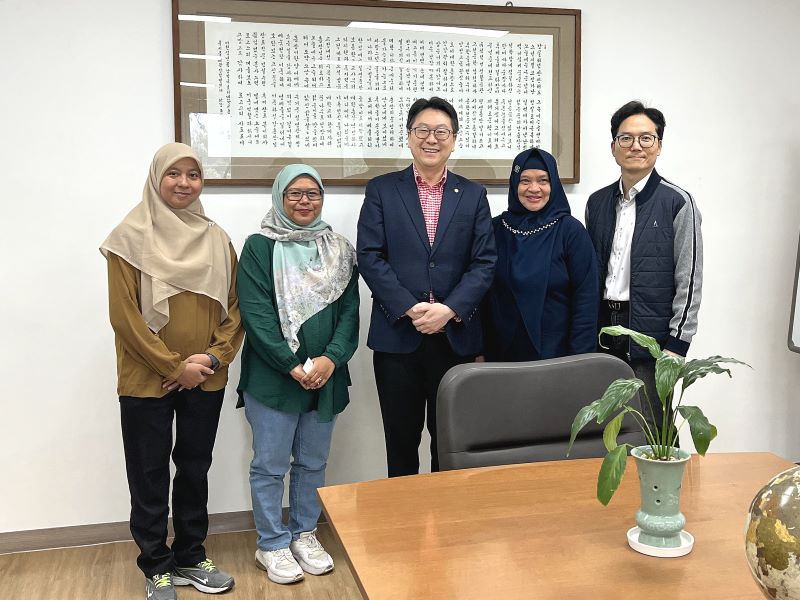 ▲ 강준모(가운데) 호서대 부총장이  ‘인도네시아 보고르대학교 농업·생명과학연구센터 역량강화사업’에 참여한 보고르대 연수진과 기념촬영을 하고 있다.ⓒ호서대