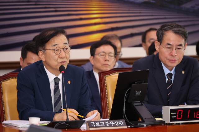 ▲ 19일 서울 여의도 국회에서 열린 국토교통위원회 전체회의에서 김윤덕 국토교통부 장관이 의원 질의에 답하고 있다.ⓒ연합뉴스