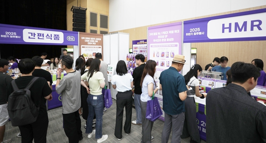 ▲ CU 상품 컨벤션에서 점주들과 MD들이 분주하게 움직이고 있다. ⓒCU