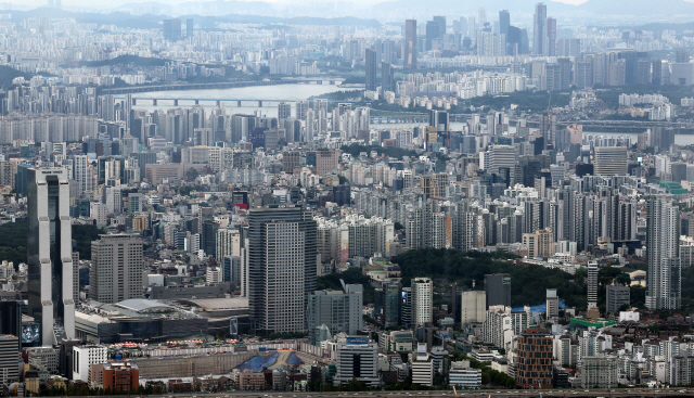 ▲ 서울 송파구 롯데월드타워 전망대 서울스카이에서 바라본 서울 시내 아파트 및 빌라단지의 모습ⓒ연합뉴스