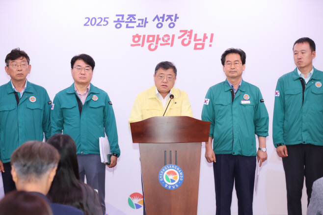 ▲ 박명균 경남도 행정부지사(가운데)가 19일 도청 브리핑실에서 기자회견을 열고 집중호우 복구 방안을 발표하고 있다.ⓒ경남도