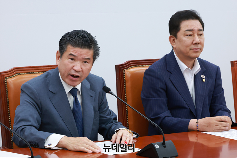 ▲ 제임스 김 주한미국상공회의소(암참, AMCHAM) 회장이 19일 오전 국회에서 김병기 더불어민주당 원내대표를 만나 발언을 하고 있다.
 ⓒ이종현 기자