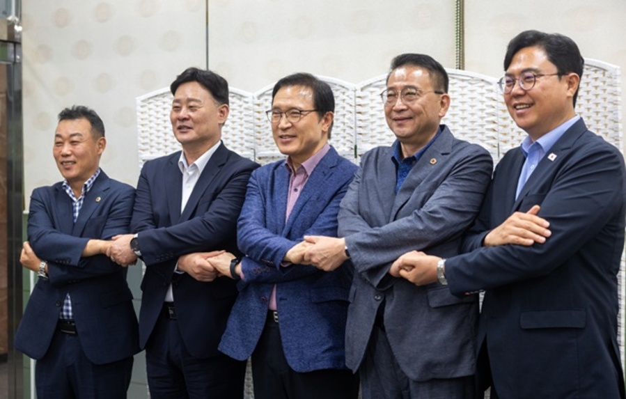 ▲ (왼쪽부터)이용호 경기도의회 국민의힘 총괄수석부대표, 최종현 경기도의회 더불어민주당 대표, 임태희 경기도교육감, 백현종 경기도의회 국민의힘 대표, 이용욱 경기도의회 더불어민주당 총괄수석부대표가 19일 오전 수원 광교의 한 식당에서 만나 조찬 간담회를 갖고 기념촬영을 하고 있다. ⓒ경기도교육청 제공