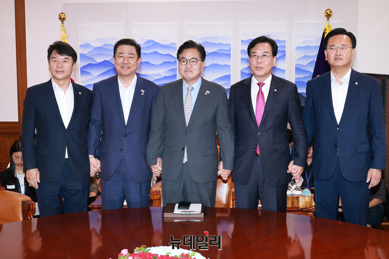 ▲ 우원식 국회의장과 김병기 더불어민주당 원내대표, 송언석 국민의힘 비상대책위원장 겸 원내대표가 19일 오후 국회에서 열린 의장 주재 여야 원내대표 회동에서 기념촬영을 하고 있다. ⓒ이종현 기자