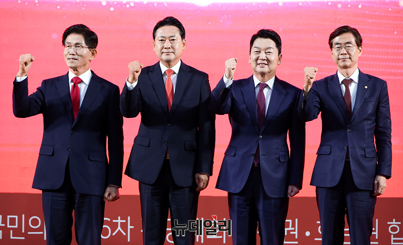 ▲ 김문수, 장동혁, 안철수, 조경태 국민의힘 당대표 후보가 13일 오후 대전 서구 배재대학교에서 열린 국민의힘 충청·호남권 합동연설회에서 기념촬영을 하고 있다. ⓒ서성진 기자