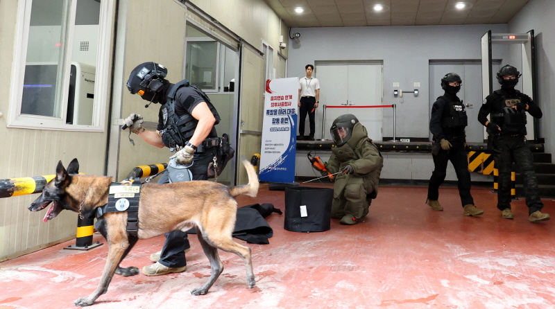▲ 19일 오후 서울 종로구 정부서울청사 별관 화물하역장 보안검색대에서 열린 을지연습 연계 '폭발물 테러 대응 훈련'에서 관·경·군·소방 유관기관이 폭발물 처리 합동 훈련을 하고 있다. ⓒ뉴시스