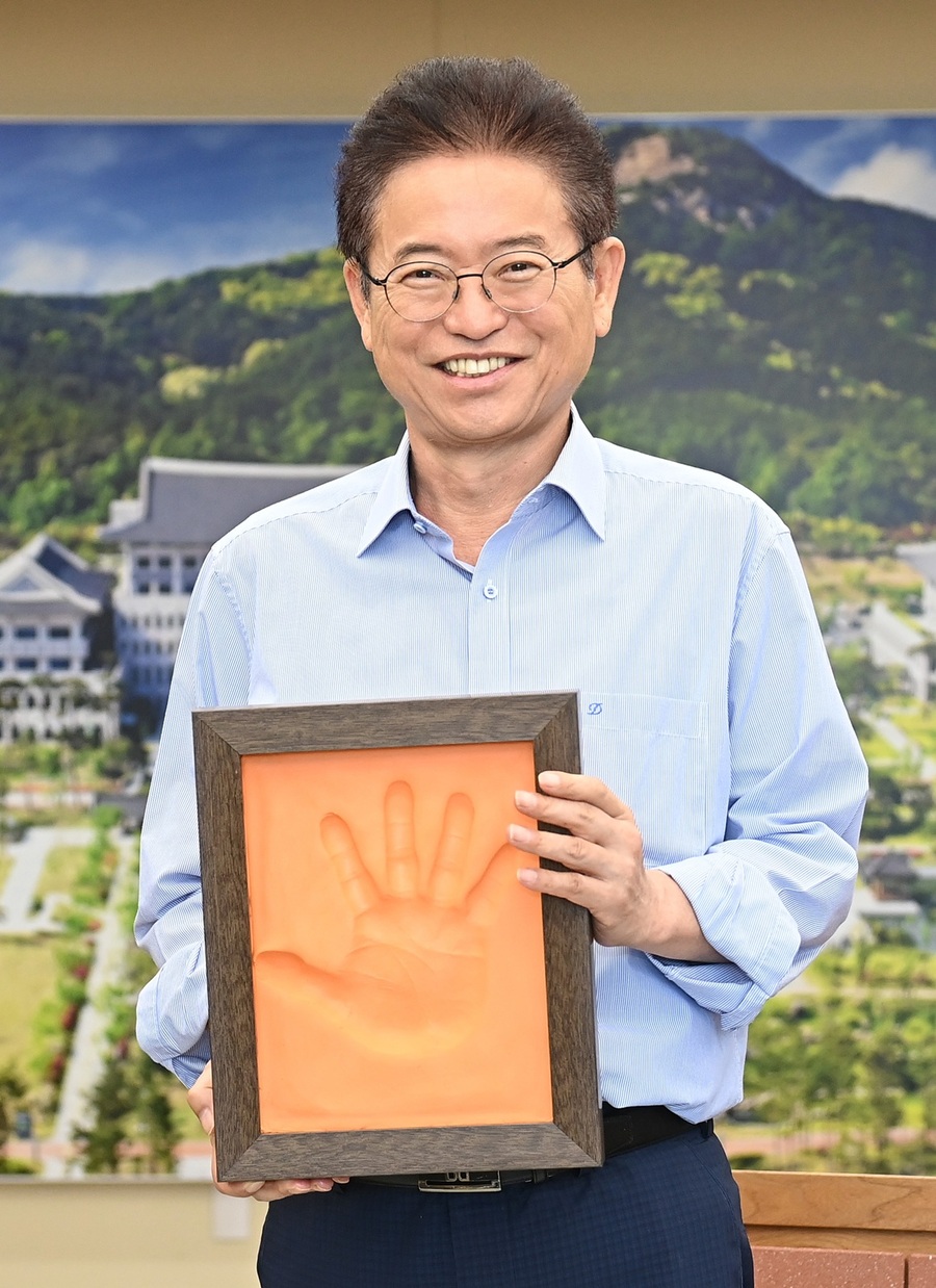 ▲ 경북도 이철우도지사가 신용보증기금 창립 50주년 기념동판 제작에 참여했다.ⓒ경북도