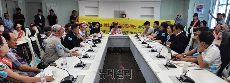 ▲ 세종 데이터센터 설치반대 비상대책위원회가 19일 오후 세종시청 간부회의실에서 최민호 세종시장과 간담회를 하고 데이터센터 유치 계획 철회를 요구하고 있다.ⓒ이길표 기자