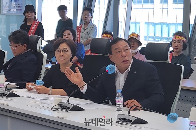 ▲ 세종 데이터센터 설치반대 비상대책위원회가 19일 데이터센터 유치 계획 철회를 요구에 대해 최민호 세종시장이 답변하고 있다.ⓒ이길표 기자