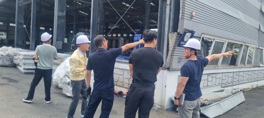 ▲ 영천시는 지난 3일 채신공단에서 발생한 화재(폭발) 사고 피해기업을 대상으로 긴급 안전점검을 실시했다.ⓒ영천시