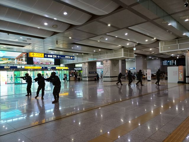 ▲ 경주시는 19일 경주역에서 2025년 을지연습 실제훈련의 일환으로 ‘다중이용시설 폭발물 및 화학물질 테러 대응 훈련’을 실시했다.ⓒ경주시