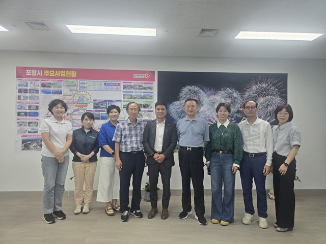 ▲ 지난 14일 포항 중국 산동성 산동대학교 교수 일행이 포항시청 방문해 기념촬영을 하고 있다.ⓒ포항시