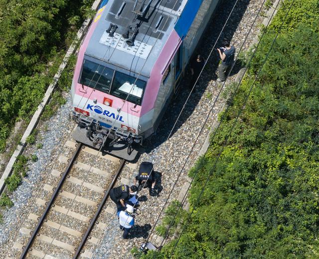 ▲ 무궁화호 열차 사고가 발생한 19일 경찰과 소방, 코레일 등 관계자들이 사고가 난 무궁화호 열차를 조사 하고 있다. /연합뉴스