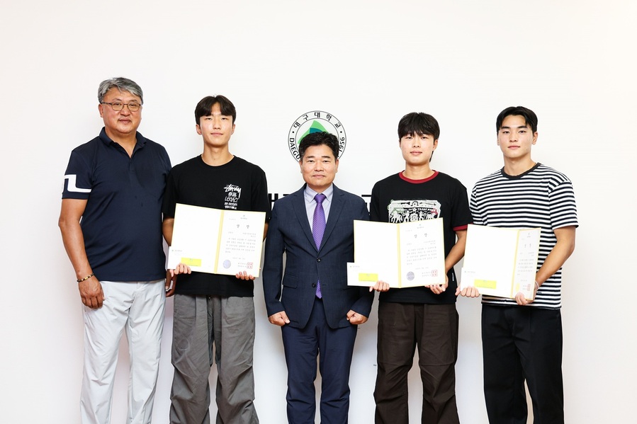 ▲ 대구대 축구부 학생들이 기숙사 앞에서 발생한 급박한 상황에서 신속한 응급조치를 통해 쓰러진 환경미화원의 생명을 구했다.ⓒ대구대