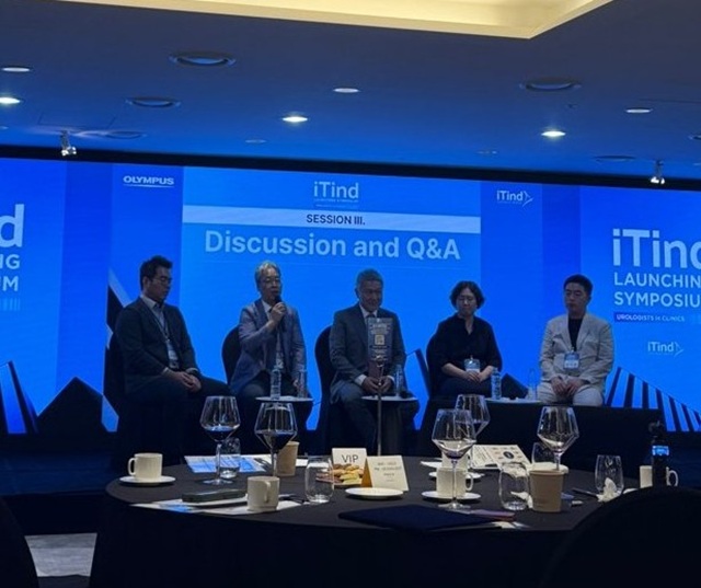 ▲ 이중호 센터장이 ‘아이틴드 시술 경험과 노하우 공유 My iTind Case Sharing(Personal Tips for iTind Procedures)’를 주제로 발표 후 토론 및 질의 응답 세션에 참여하고 있다.ⓒ세명기독병원