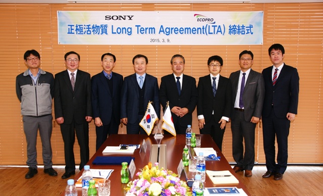 ▲ 지난 2015년 3월, 이동채 전 에코프로 회장(왼쪽에서 네 번째)이하 에코프로 임직원이 소니와의 장기공급 계약 체결식에서 기념촬영을 하고 있다.ⓒ에코프로