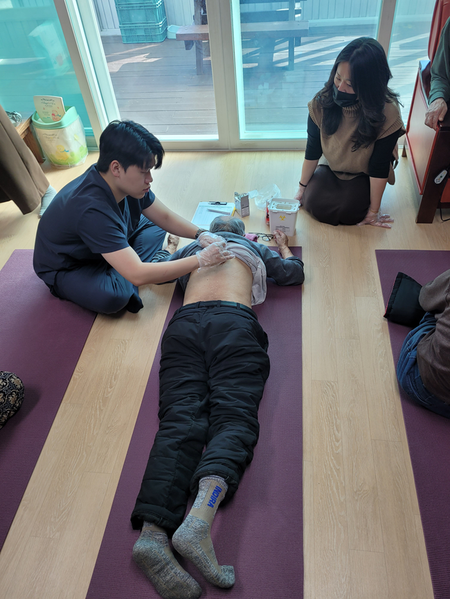 ▲ 찾아가는 한방 이동진료 장면.ⓒ인제군
