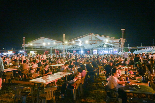 ▲ 공주시가 지난 15일 광복절을 시작으로 금강신관공원에서 열린 ‘제1회 공주야밤 맥주축제’ 모습.ⓒ공주시