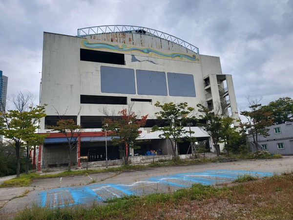 ▲ 인천시 중구 신흥동 옛 인스파월드 건물은 지하 1층~지상 6층, 연면적 1만3244㎡ 규모로 찜질방으로 운영되다가 2013년 폐업했다. ⓒ 인천 중구 제공