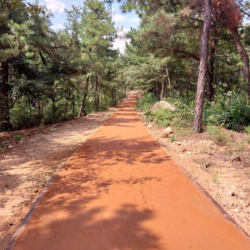 ▲ 아산 둔포 중앙공원에 조성돼 시민에게 개방된 ‘황톳길’.ⓒ아산시