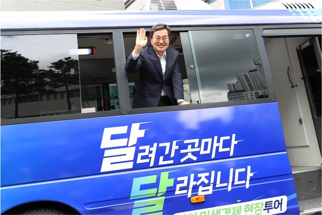 ▲ 김동연 경기도지사가 지난 19일 도청 앞에서 열린 '민생경제 현장투어 버스 미디어 공개' 현장에서 '달달버스'를 소개하고 있다. ⓒ경기도 제공