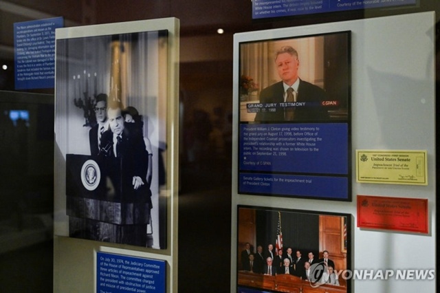 ▲ 스미스소니언 재단 산하 국립미국사박물관의 역대 대통령 탄핵소추 전시물 가운데 트럼프 대통령의 탄핵소추 2건의 전시물이 삭제된 모습. 250820 로이터=연합뉴스. ⓒ연합뉴스