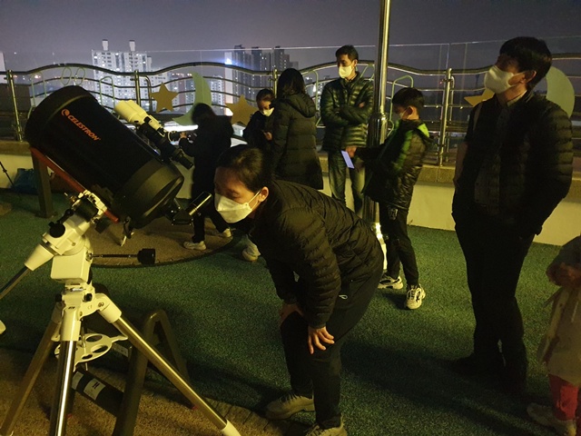 ▲ 2022년 11월 진행된 개기월식 관측 모습. ⓒ군포시 제공