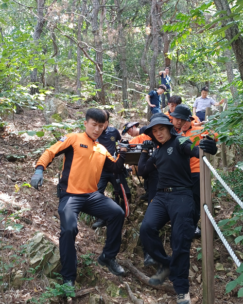 ▲ 지난 19일 11시 45분쯤 공주시 반포면 청벽산 인근에서 등산 중 탈진한 고등학교 2학년 여학생을 동학사119안전센터 대원들이 신속히 구조하고 있다ⓒ공주소방서