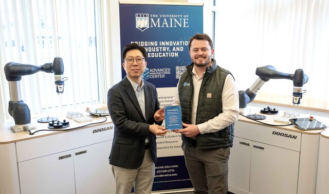 ▲ 두산로보틱스 김현수 상무(왼쪽)가 메인대학교 첨단제조센터 브래들리 덴홀름(Bradley Denholm) 부소장과 기념사진을 촬영하고 있다. ⓒ두산로보틱스