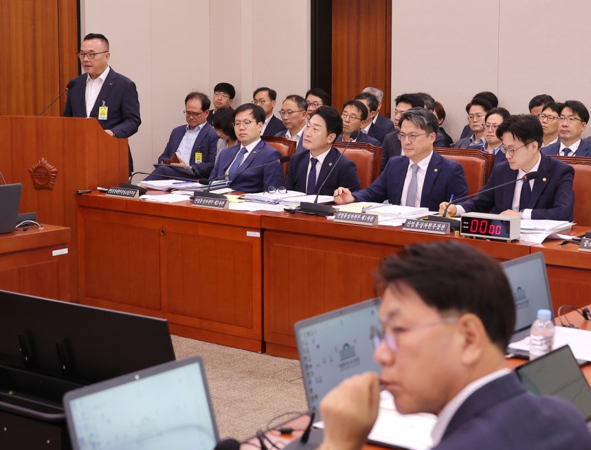 ▲ 황주호 한국수력원자력 사장이 19일 국회에서 열린 산업통상자원중소벤처기업위원회 전체회의에서 올해 초 미국 웨스팅하우스와 맺은 지식재산권 분쟁 종료 합의문과 관련한 의원 질의에 답변하고 있다. ⓒ연합뉴스