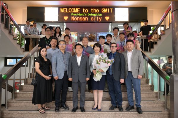 ▲ 몽골 GMIT 총장단이 논산시 방문해 백성현 시장(잎줄 왼쪽 세번째) 등과 함께 기념촬영을 하고 있다.ⓒ논산시