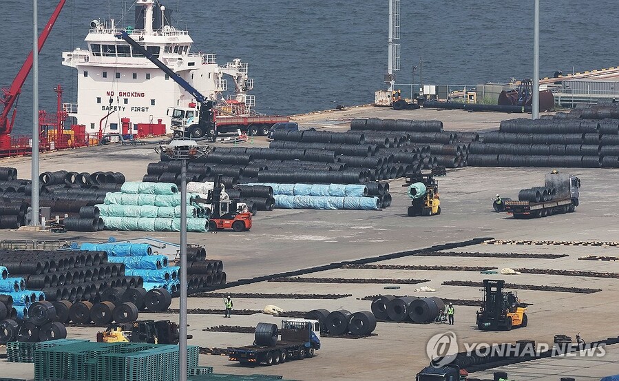 ▲ 평택항에 쌓여 있는 철강 제품 ⓒ연합뉴스