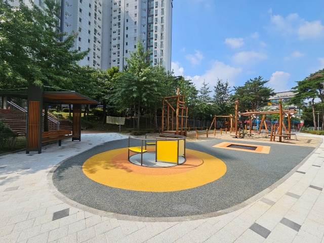 ▲ 용인시 처인구 물방울어린이공원에 조성된 ‘경기 아이누리놀이터’ 전경. ⓒ용인시 제공
