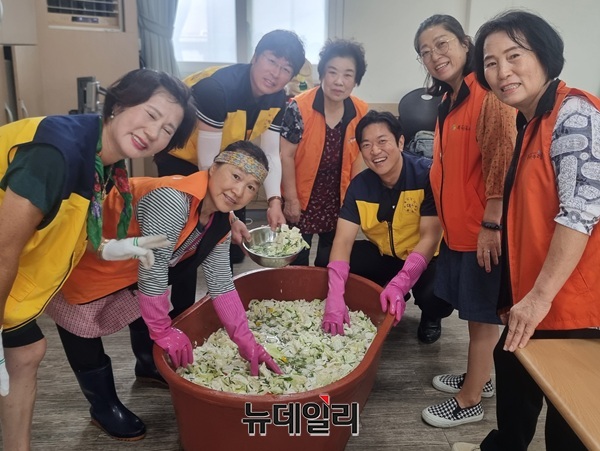▲ 박철용 구 의원과 이지현동장,복지만두레 이주연 회장과 협의체 한만실 회장 등이 행사에 함께하며 양배추물김치를 담그고 배달까지 동참해 의미를 더했다.ⓒ김경태 기자