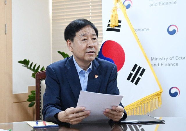 ▲ 구윤철 부총리 겸 기획재정부 장관이 17일 서울 종로구 정부서울청사에서 열린 석유화학산업 사업재편 진행상황 관계장관 현안간담회를 주재하고 있다. (사진=기획재정부 제공) 2025.08.17. ⓒ뉴시스