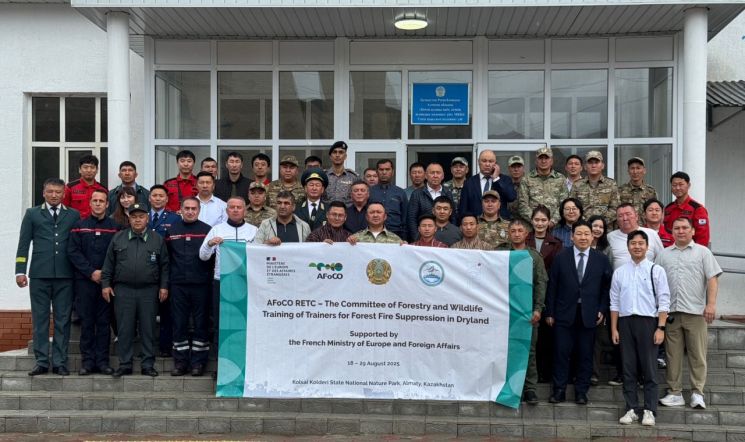 ▲ 카자흐스탄에서 진행 중인 산불진화 교관양성 모의훈련 참석자들이 기념촬영을 하고 있다. ⓒ산림청