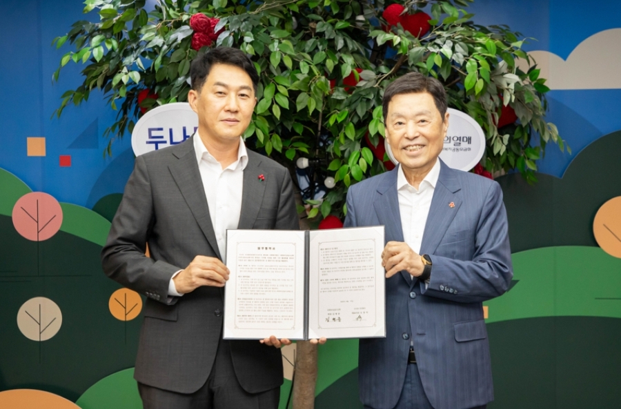 ▲ 업비트와 사랑의열매가 디지털 자산 기부문화 활성화를 위한 업무협약(MOU)을 체결했다. 왼쪽부터 두나무 오경석 대표, 사랑의열매 김병준 회장. ⓒ업비트