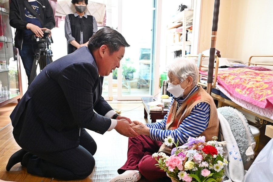 ▲ 어버이날 관내 어르신댁 방문ⓒ광주시 남구청 제공