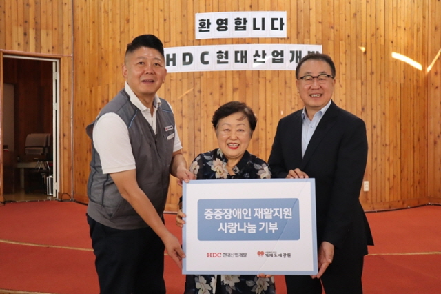 ▲ 왼쪽부터 황기익 HDC현대산업개발 김해도시계획도로 현장소장, 송우정 애광원 대표, 신왕섭 HDC현대산업개발 실장.ⓒHDC현산