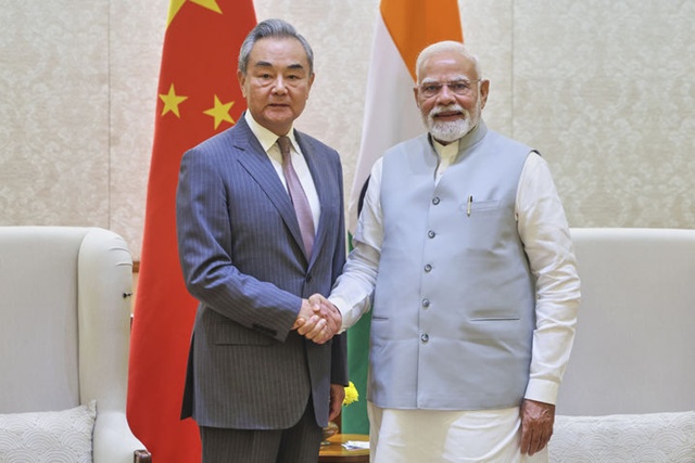 ▲ 왕이 중국공산당 중앙외사판공실 주임(외교부장 겸임, 좌)과 나렌드라 모디 인도 총리가 인도 뉴델리에서 회담 전 악수하고 있다. 250819 AP/뉴시스. ⓒ뉴시스