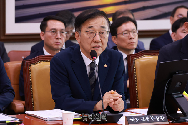 ▲ 김윤덕 국토교통부 장관이 19일 오전 국회에서 열린 국토교통위원회 전체회의에 출석해 의원 질의에 답하고 있다. ⓒ뉴데일리DB