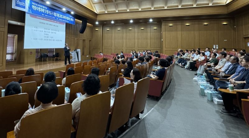 ▲ 호서대 리뷰보드 세미나에서 교육 혁신을 강조하는 김영우 학장.ⓒ호서대