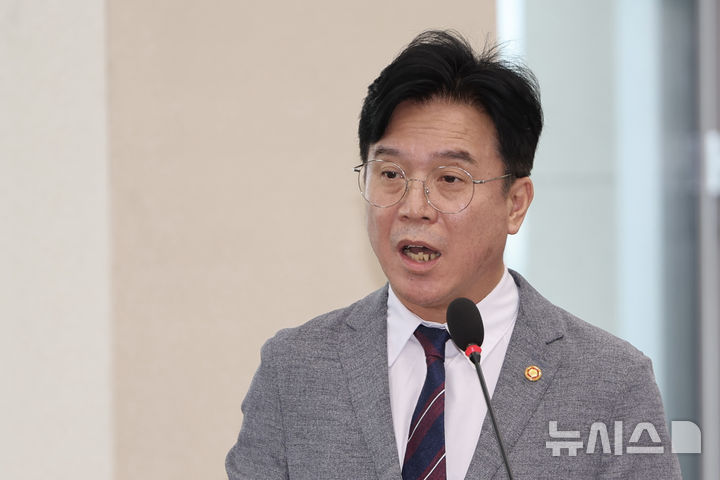 ▲ 김영훈 고용노동부 장관이 20일 오전 서울 여의도 국회 환경노동위원회 전체회의에서 발언하고 있다. ⓒ뉴시스