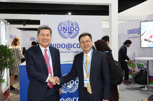 ▲ 왼쪽부터 이강덕 포항시장, 츠용 조우 유니도 부국장.ⓒ포항시