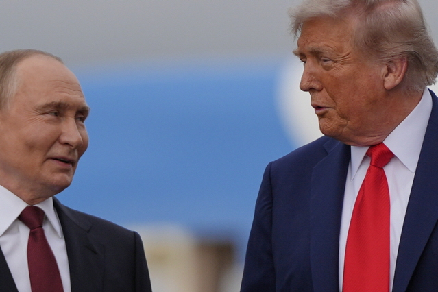 ▲ 도널드 트럼프(오른쪽) 미국 대통령과 블라디미르 푸틴 러시아 대통령이 15일(현지 시간) 미 알래스카주 앵커리지의 앨먼도프-리처드슨 합동군사기지에서 만나 대화하고 있다. ⓒAP/뉴시스
