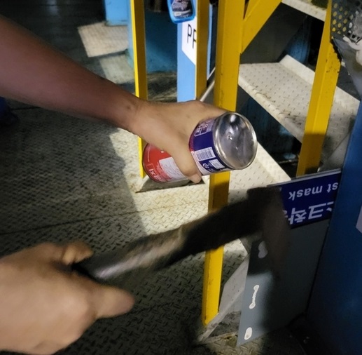 ▲ 공주자원순환센터가 최근 폐부탄가스 처리기가 고장나자 직원이 수작업으로 처리하고 있다.ⓒ독자제보