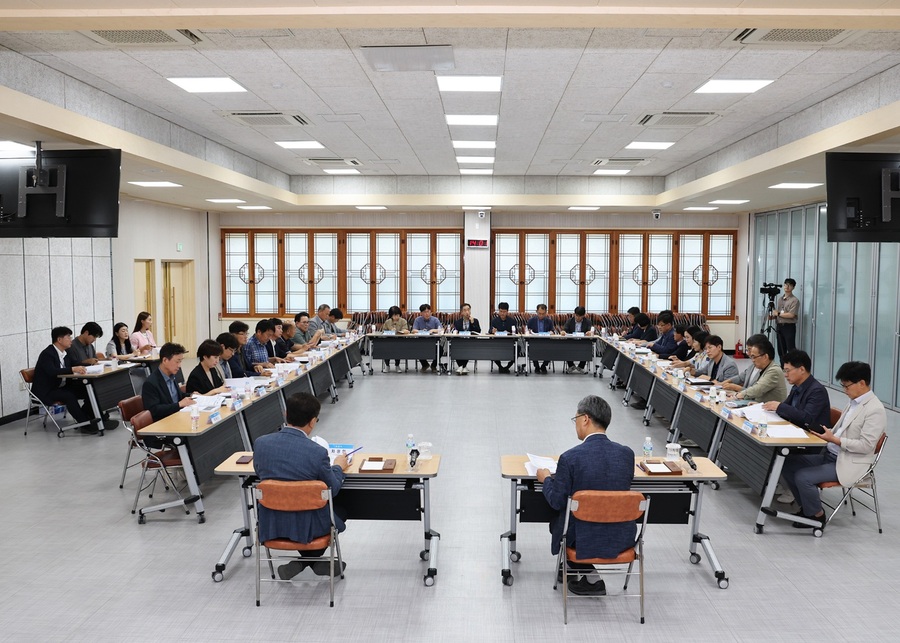 ▲ 영양군(군수 오도창)은 20일 영양군청 대회의실에서 오도창 영양군수 주재로 국실과소장 및 읍면장 등이 참석한 가운데 2026년~2027년도 국·도비 예산확보 보고회를 개최했다.ⓒ영양군