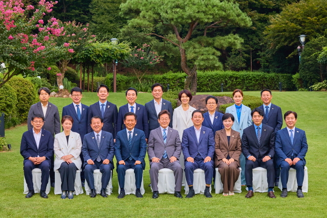 ▲ 이재명 대통령이 20일 서울 한남동 관저에서 더불어민주당 정청래 대표, 김병기 원내대표 등 신임 지도부와 만찬에 앞서 기념촬영을 하고 있다. ⓒ대통령실 제공