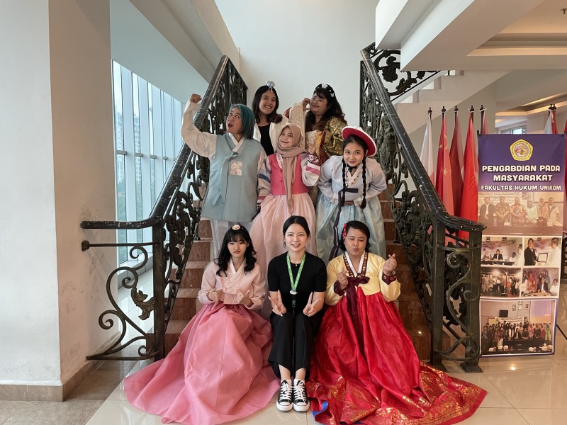 ▲ 지난해 11월 인도네시아 반둥1 세종학당에서 활동한 문화인턴과 수강생이 케이뷰티 수업 후 기념사진을 촬영하고 있다.ⓒ세종학당재단