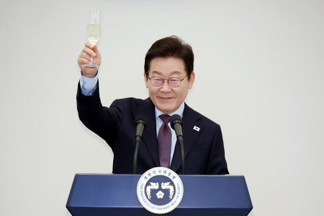 ▲ 이재명 대통령이 15일 청와대 영빈관에서 열린 '대통령의 초대, 주한외교단 만찬'에서 건배를 하고 있다. ⓒ대통령실통신사진기자단